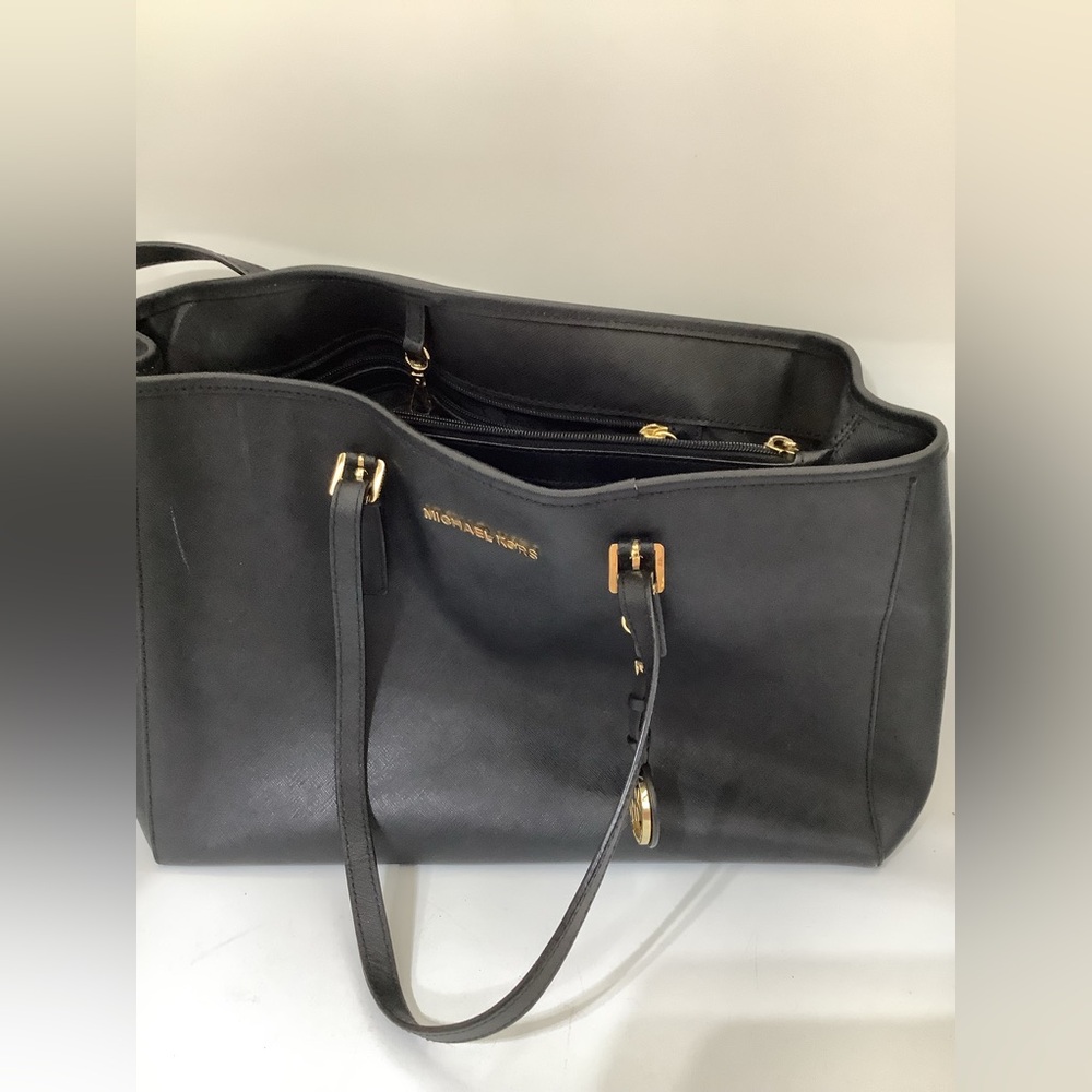 Michael Kors Black Leather purse comes with the dust bag